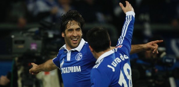 Raul fez três gols na vitória do Schalke sobre o Werder Bremem pelo Alemão - REUTERS/Ina Fassbender