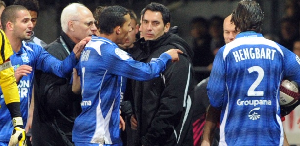 Kamel Chafni bateu boca com assistente, que teria feito ofensa racista ao jogador - AFP PHOTO / FRED TANNEAU