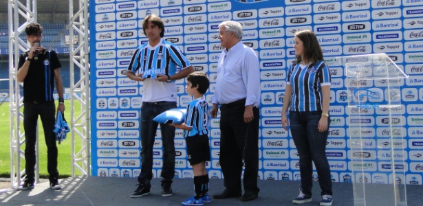 Centroavante Marcelo Moreno foi apresentado oficialmente no gramado do Olímpico - Carmelito Bifano/UOL Esporte