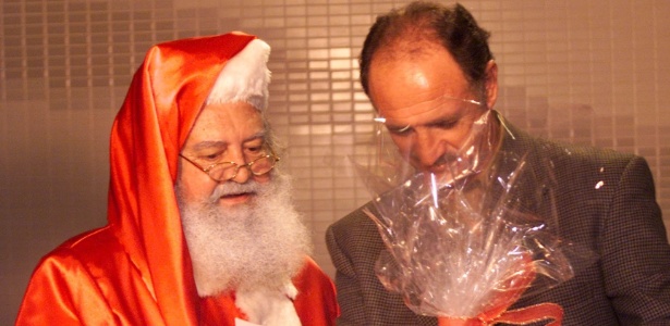 Felipão, em 2001, na época na seleção brasileira, recebe presente de Papai Noel