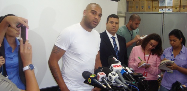 Adriano concede entrevista coletiva antes de prestar depoimento no 16ª DP, no Rio - Luiz Maurício Monteiro/UOL