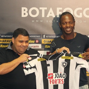 Andrezinho foi apresentado na última terça ao lado de André Silva, vice de futebol - Satiro Sodré/AGIF