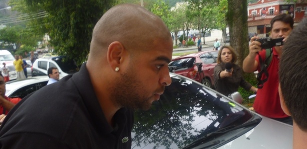 Adriano chega à delegacia para acareação com Adriene, baleada em seu carro - Bernardo Gentile/UOL Esporte