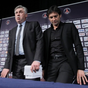 Carlo Ancelotti (e) é apresentado como técnico do PSG ao lado de Leonardo, dirigente do clube. Quando o italiano deixou o comando do Milan em 2009, foi justamente o brasileiro que o substituiu - AP Photo/Jacques Brinon