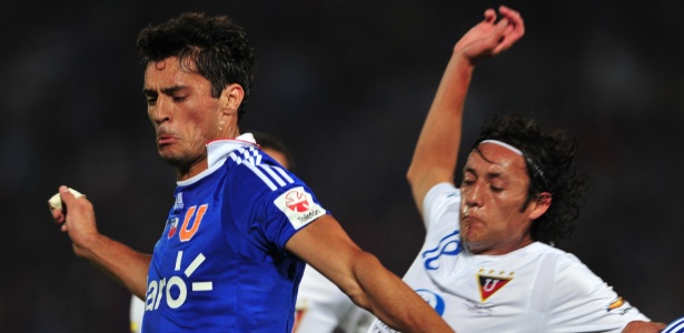 Marcos González (E) defendendo a Universidad de Chile durante partida no ano passado - AFP PHOTO / MARTIN BERNETTI