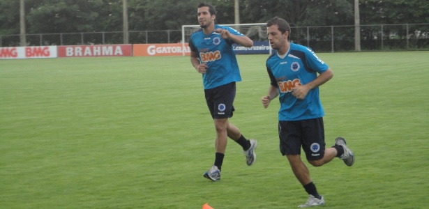 Ao lado de Victorino, Montillo corre na Toca da Raposa II, no 1º dia da pré-temporada - Guyanne Araújo/UOL Esporte