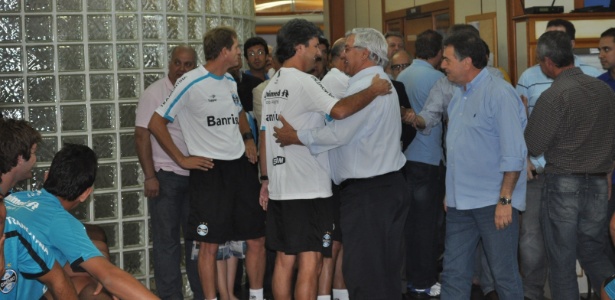 Caio Jr abraça Paulo Odone em reapresentação do Grêmio, técnico é aposta - Marinho Saldanha/UOL Esporte