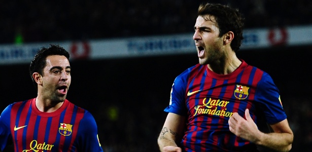 Após passes de Xavi (e), Fábregas (d) marcou dois na vitória do Barcelona por 3 a 0 - Manu Fernandez/AP