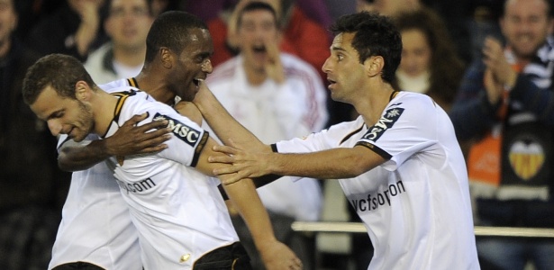 Brasileiro Jonas (d) foi o grande nome da vitória do Valencia pela Copa do Rei - AFP 