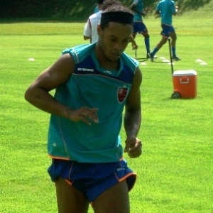 Ronaldinho Gaúcho tem participado dos treinos em Londrina (PR) graças ao uso de um bom sonífero - Pedro Ivo Almeida/ UOL Esporte