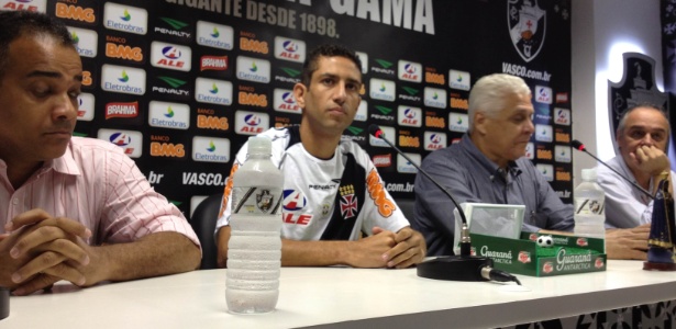 Thiago Feltri é apresentado no Vasco nesta quinta-feira: segundo reforço para 2012 - Vinicius Castro/ UOL Esporte