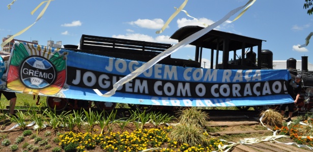 Maria fumaça decorada com faixa do Grêmio na entrada de Bento Gonçalves em festa - Marinho Saldanha/UOL Esporte