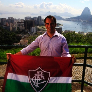 Novo diretor executivo do Flu, Rodrigo Caetano posa com a bandeira tricolor - Nelson Perez/Fluminense F.C.