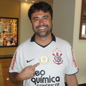 O torcedor do Corinthians aponta para o escudeto do título brasileiro de 2011 na camisa do clube - Vinicius Castro/ UOL Esporte