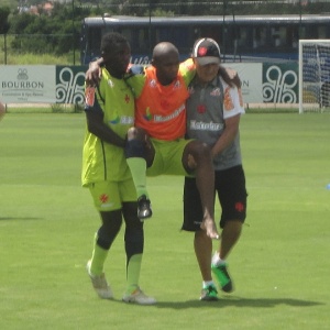 Após dividida, Jomar ajuda a carregar o lesionado Jumar durante treino do Vasco na pré-temporada