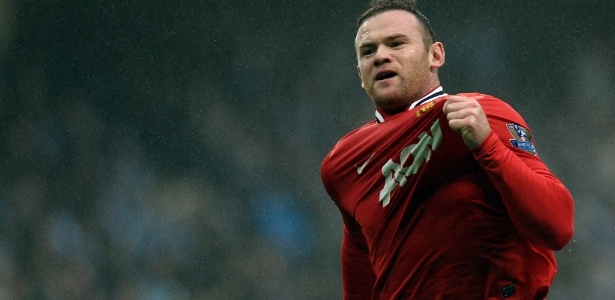 Rooney comemora um de seus dois gols diante do Manchester City  - Paul Ellis/AFP