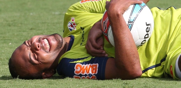 Alecsandro sorri deitado no gramado durante treinamento do Vasco em Atibaia (SP) - Marcelo Sadio/ site oficial do Vasco