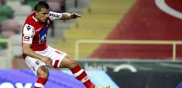 Lima, atacante do Braga, disputa a bola em partida contra o Beira Mar - Paulo Novais/EFE