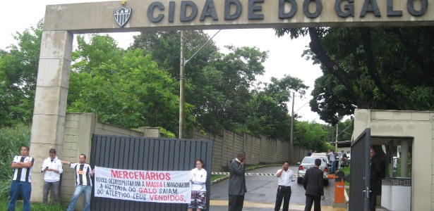 Cuca considera que Atlético tem dívida com torcida, que fez protesto na entrada do CT - Bernardo Lacerda/UOL Esporte