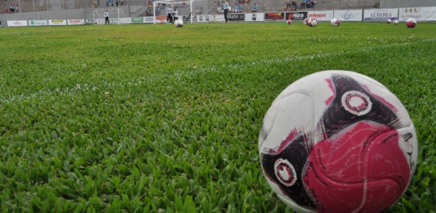 Bola com detalhes em cor de rosa e vira motivo de piada entre os jogadores da dupla - Marinho Saldanha/UOL Esporte