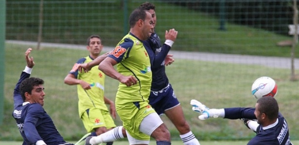 Alecsandro se antecipa à zaga para marcar o segundo gol do Vasco contra o Comercial - Marcelo Sadio/Site Oficial do Vasco