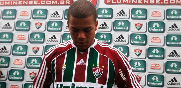 Carleto chegou a beijar o escudo do Fluminense durante sua apresentação - Nelson Perez/Site Oficial do Fluminense