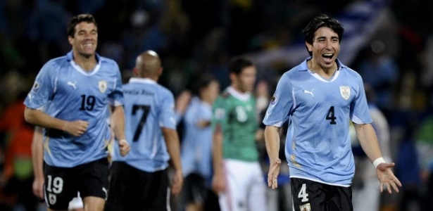 Fucile (centro), foi titular da seleção uruguaia na Copa do Mundo de 2010 na África do Sul - Reuters
