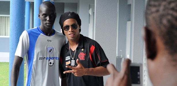 Ronaldinho Gaúcho posa para foto com jogador do Londrina no CT da SM Sports - Alexandre Vidal/ Fla Imagem