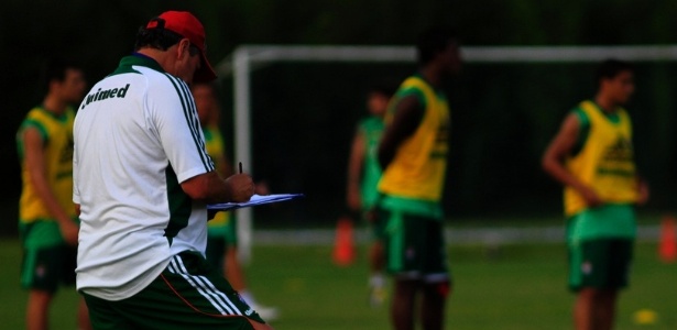 Abel Braga faz um esboço na prancheta do time titular do jogo-treino deste sábado - Nelson Perez/Site Oficial do Fluminense