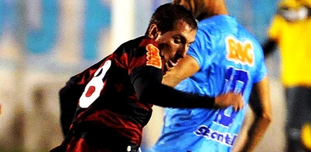 Bottineli tenta passar pelo marcador do Londrina; jogador foi o herói do amistoso - Alexandre Vidal/ Fla Imagem