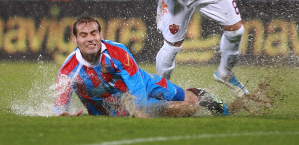 Alesssandro Potenza, do Catania, cai no gramado durante o duelo com a Roma - Marcello Paternostro/France Presse