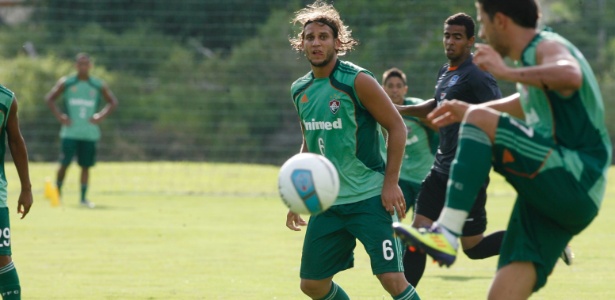 Rafael Moura teve de ser contido pelos companheiros para não brigar com rival - Nelson Perez/Site Oficial do Fluminense