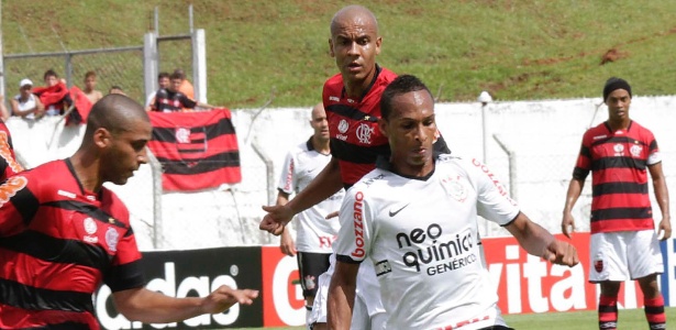 Liedson, do Corinthians, domina a bola diante da marcação do Flamengo durante o jogo  - GUSTAVO SAWADA/AE