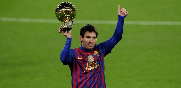 Messi exibe troféu de melhor do mundo à torcida do Barça antes do jogo contra o Bétis - AFP PHOTO/ JOSEP LAGO