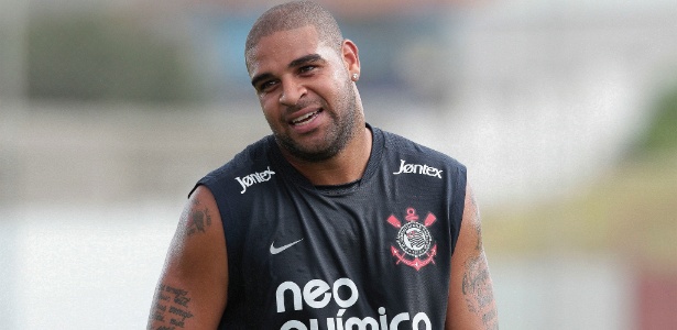 O atacante Adriano recebeu mais uma chance da diretoria do clube após faltar ao treino - Robson Ventura/Folhapress