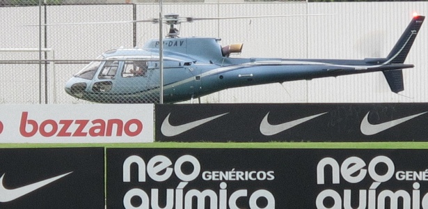 Helicóptero que pousou no CT nesta quinta-feira é o mesmo utilizado por Emerson Sheik - Carlos Padeiro/UOL
