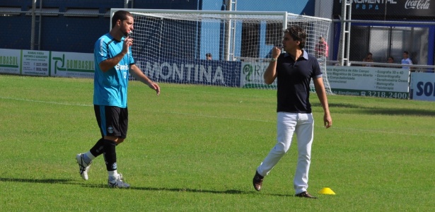Fábio Rochemback corta o lábio inferior em dividida e deixa treino do Grêmio - Marinho Saldanha/UOL Esporte
