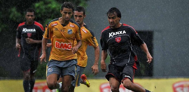 Jogo treino entre Santos e Guarani-MG foi disputado com muita chuva no CT Rei Pelé - Santos F.C (Divulgação)