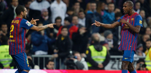 Daniel Alves e Abidal dançam "Ai, se eu te pego" após o segundo gol - Sergio Perez/Reuters