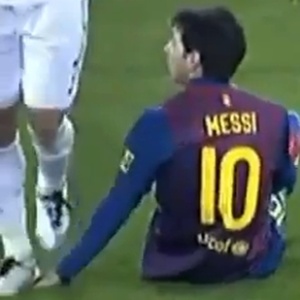 Pepe pisa na mão de Messi durante jogo do Real contra o Barcelona; time catalão venceu clássico - Reprodução