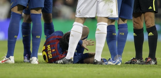 Messi reclama de dor na mão após levar pisão de Pepe em clássico entre Barça e Real - Paul White/AP