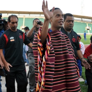 Ronaldinho usa traje típico boliviano na chegada do Flamengo a Sucre; Evo Morales vai homenageá-lo - Str/EFE
