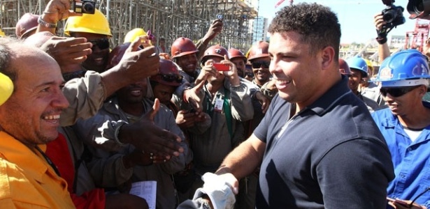 Ronaldo cumprimenta trabalhadores da Arena Fonte Nova, em Salvador