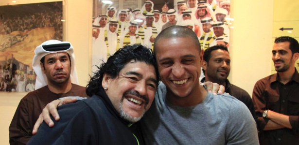 Roberto Carlos fez visita a Maradona, que passou por cirurgia recentemente - Al Wasl/EFE