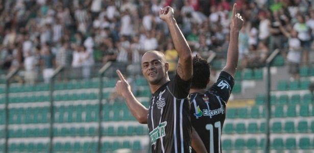 Velho conhecido, Julio Cesar comemora gol do Figueirense em estreia pelo Estadual