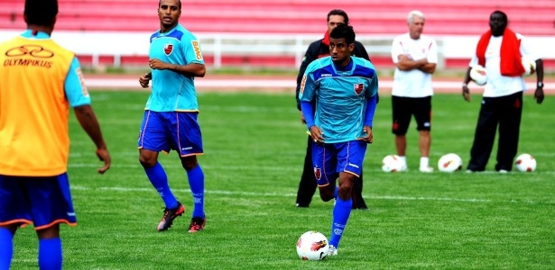 Remanescente de 2007, Léo Moura conduz a bola em treino do Flamengo na altitude - Alexandre Vidal/ Fla Imagem