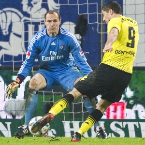 O atacante polonês Lewandowski chuta para fazer um de seus dois gols pelo Borussia Dortmund - John MacDougall/AFP PHOTO