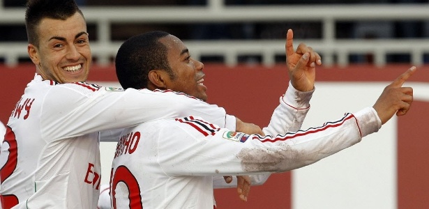 Robinho comemora com El Shaarawy após marcar para o Milan contra o Novara - Alessandro Garofalo/Reuters