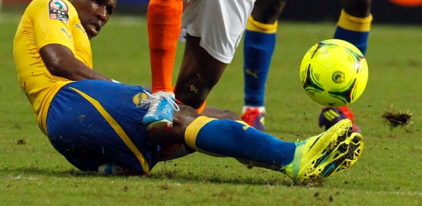 Nguema Ondo, do Gabão (no chão), quebra a perna de Amadou Moutari, do Níger - Thomas Mukoya/Reuters