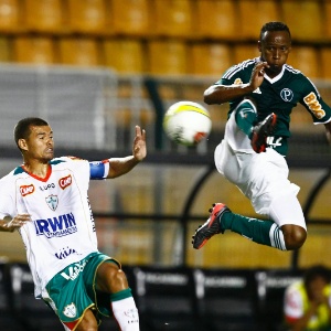O meia Tinga disputa a bola com Marcelo Cordeiro, da Portuguesa. Jogador tem proposta do Botafogo - Rubens Cavallari/Folhapress